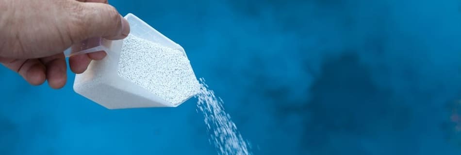Vous ajoutez du chlore choc mais l'eau reste verte ? Vous avez vraisemblablement un problème de sur-stabilisation